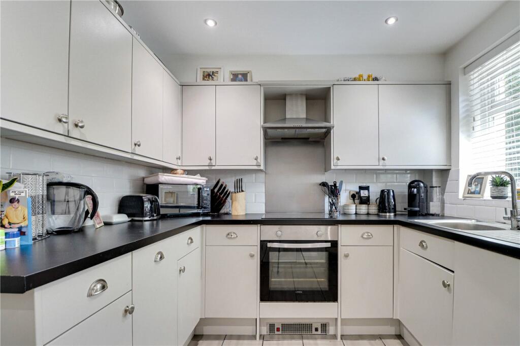 Additional property image - Chiswell Green Lane, St. Albans, Hertfordshire, AL2