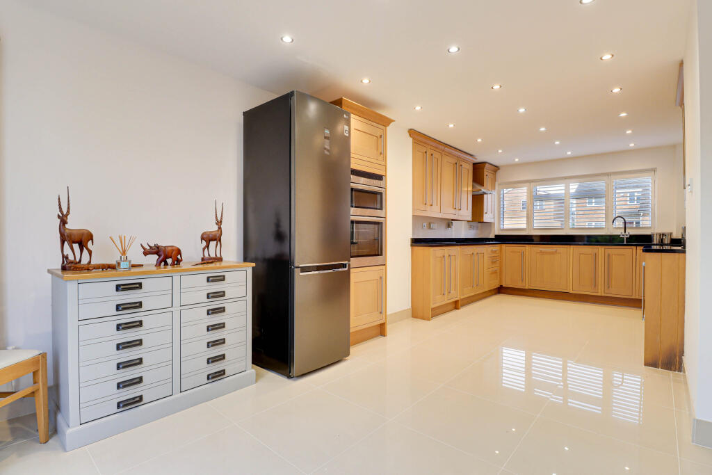 Additional property image - Hawthorn Way, St. Albans, Hertfordshire, AL2