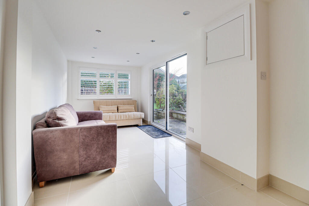 Additional property image - Hawthorn Way, St. Albans, Hertfordshire, AL2