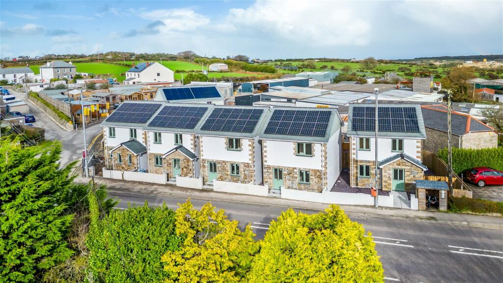 3 bedroom detached house for sale in Longdowns, Penryn, TR10 9DH, TR10