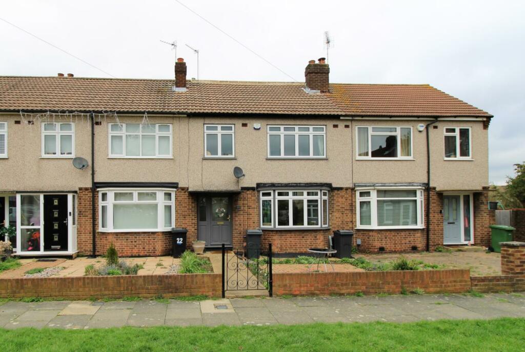 4 bedroom terraced house for sale in Close, Upminster, Essex, RM14
