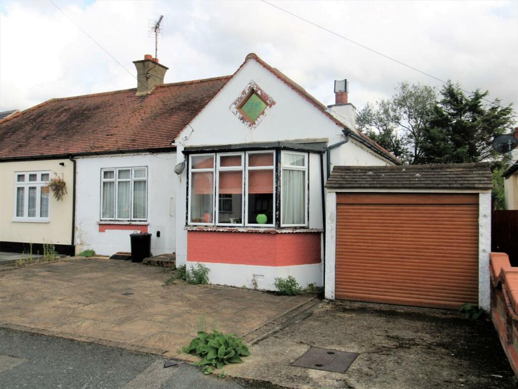2 bedroom semidetached bungalow for sale in Curtis Road, Hornchurch