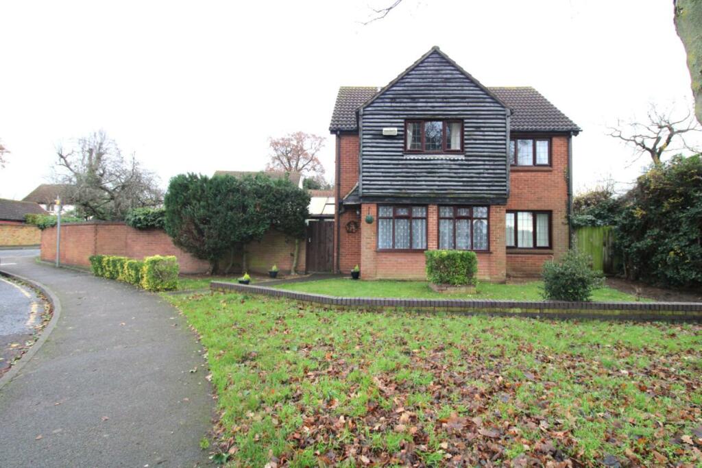 4 bedroom detached house for sale in Brookdale Close, Upminster, Essex