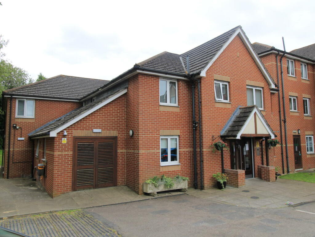 2 bedroom ground floor flat for sale in Draper Court, Hornchurch, Essex