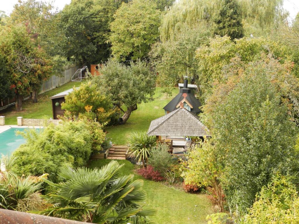 5 bedroom semidetached house for sale in Courtenay Gardens, Upminster