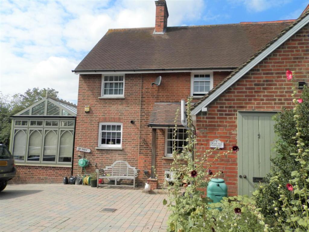 3 bedroom end of terrace house for sale in Bird Lane, Upminster, RM14