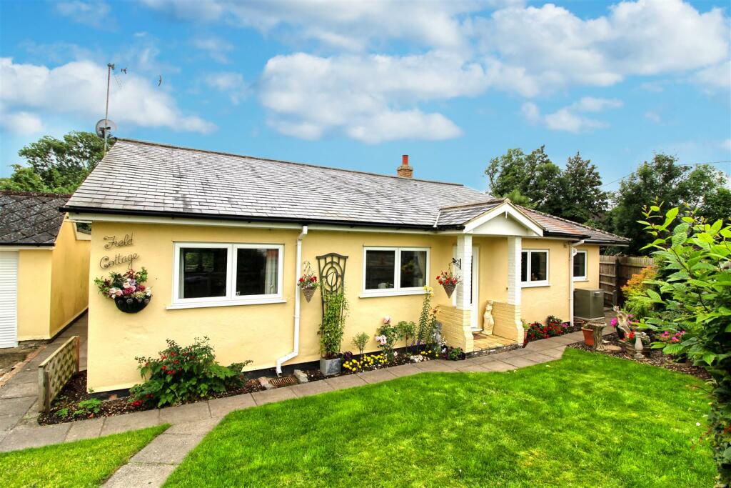 3 bedroom detached bungalow for sale in Barwick, Ware, SG11