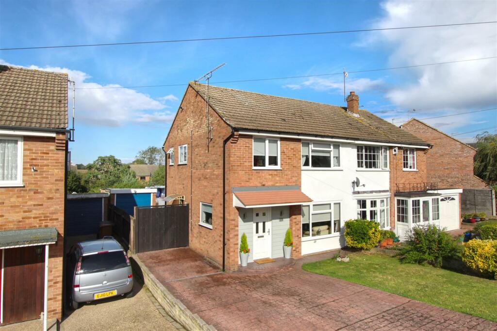 3 bedroom semidetached house for sale in Coltsfoot Road, Ware, SG12