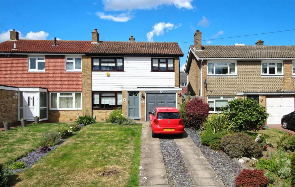 3 bedroom semidetached house for sale in Hammondstreet Road, Cheshunt, EN7