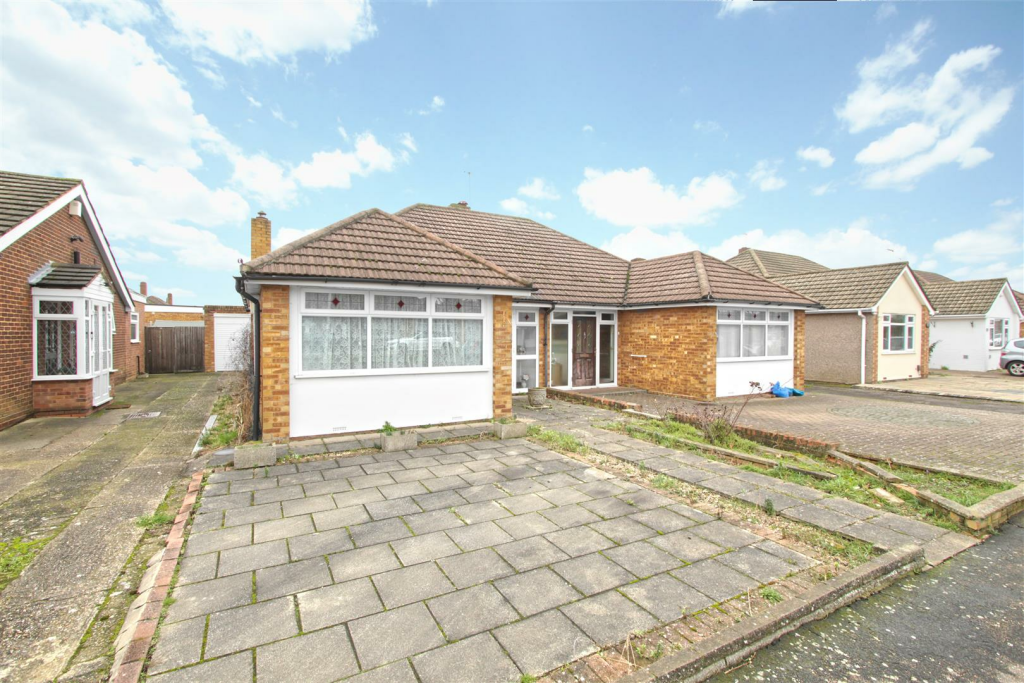 2 bedroom semidetached bungalow for sale in Winton Drive, Cheshunt, EN8