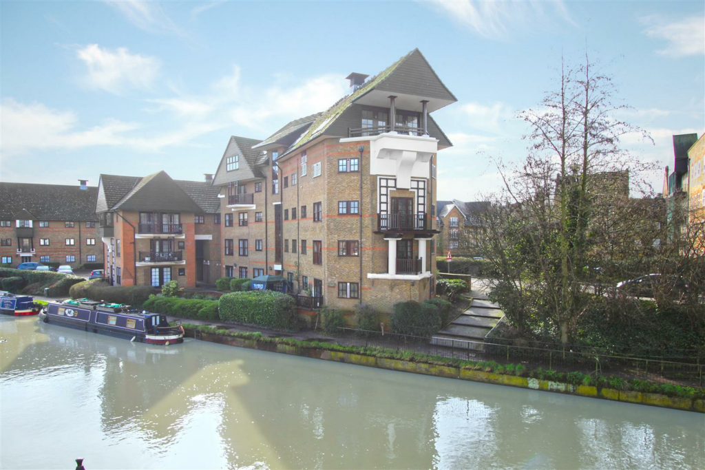 2 bedroom apartment for sale in Wickhams Wharf, Viaduct Road, Ware, SG12