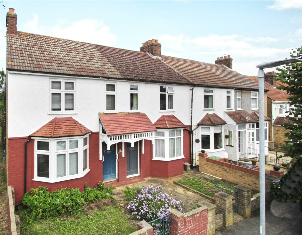 3 bedroom end of terrace house for sale in Cromwell Avenue, Cheshunt, EN7