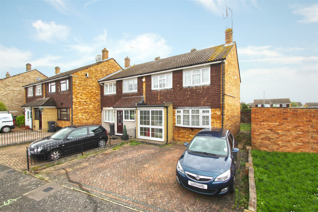 3 bedroom end of terrace house for sale in Herongate Road, Cheshunt, EN8
