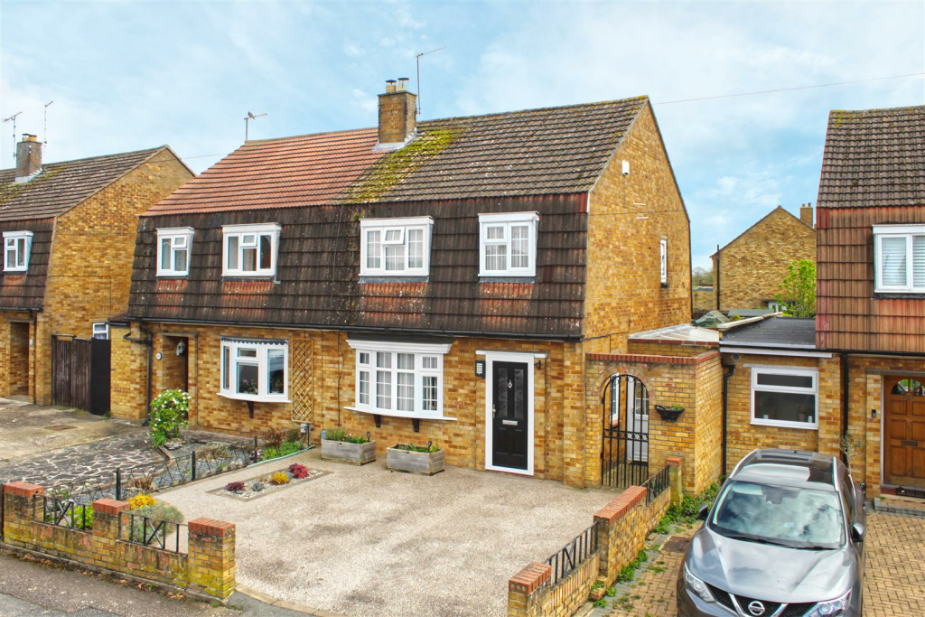 3 bedroom semidetached house for sale in Cozens Road, Ware, SG12