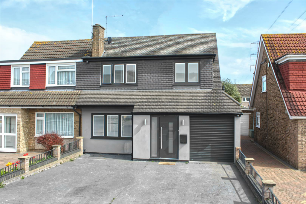 4 bedroom semidetached house for sale in Perrysfield Road, Cheshunt, EN8