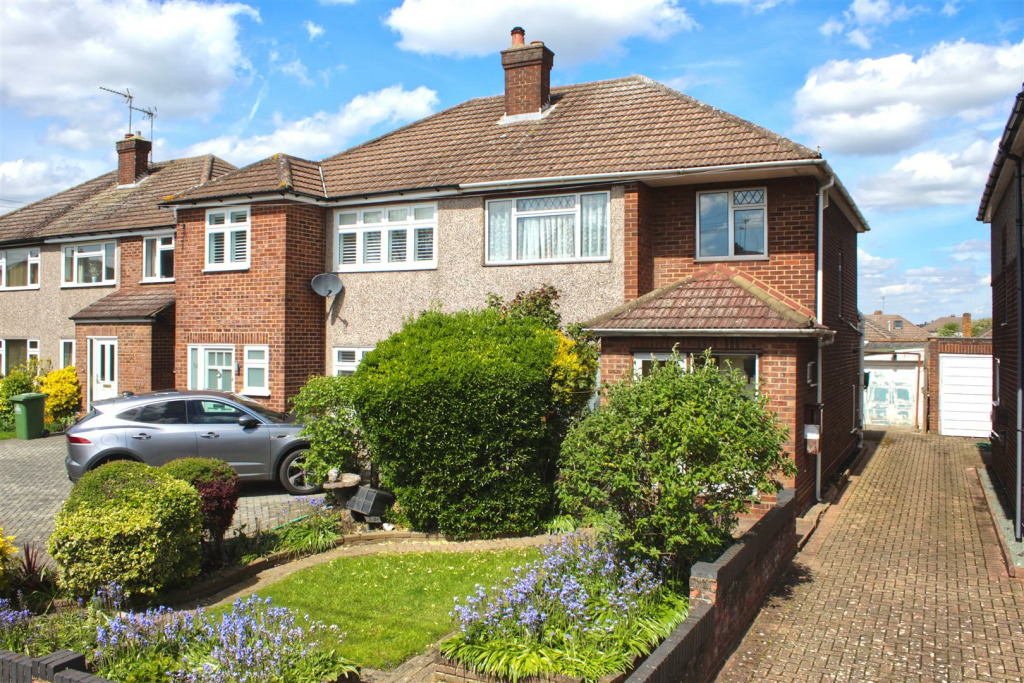 3 bedroom semidetached house for sale in Long Moor, Cheshunt, EN8