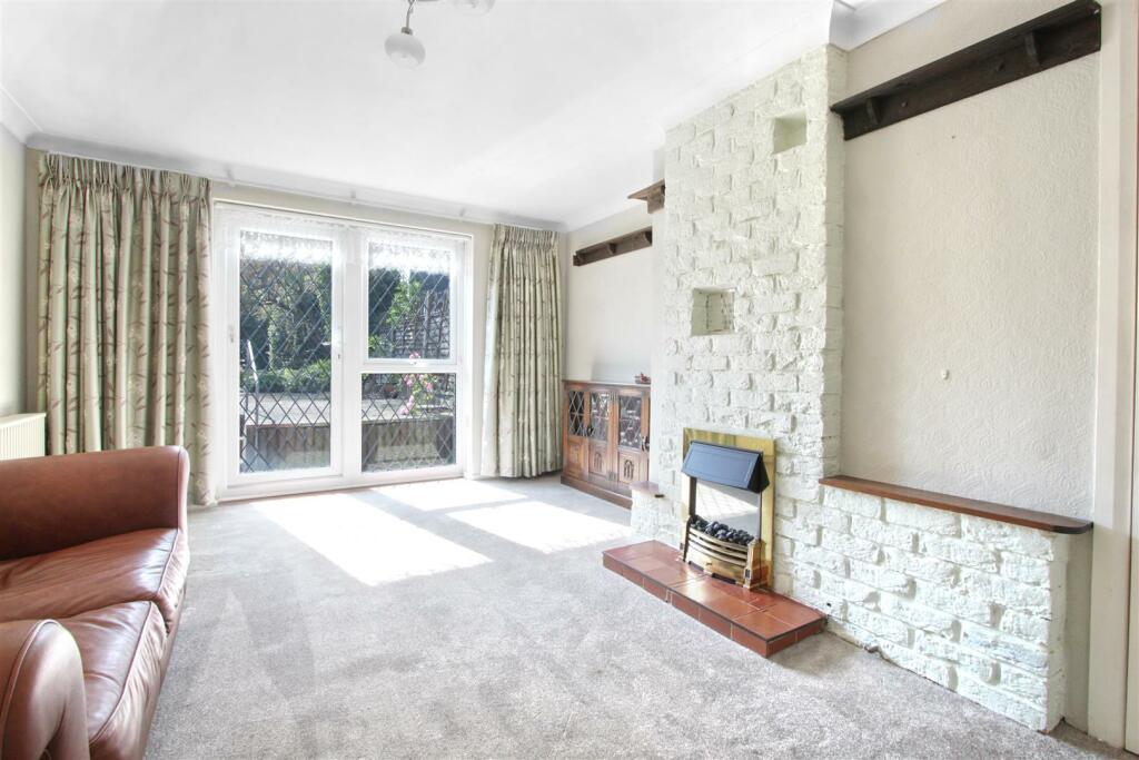 2 bedroom flat for sale in Chadwell Avenue, Cheshunt, EN8