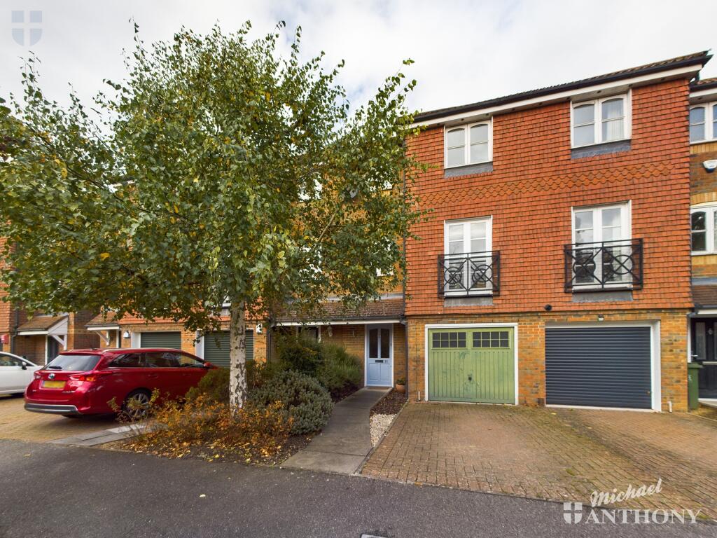 4 bedroom town house for sale in Whitehead Way, Aylesbury, HP21