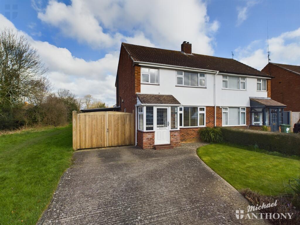3 bedroom semidetached house for sale in Queens Mead, Aylesbury