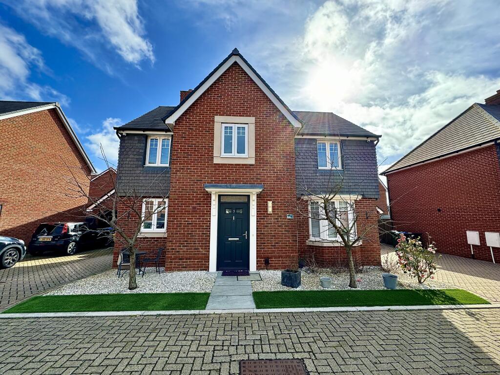 4 bedroom detached house for sale in Erle Road, Broughton, Kingsbrook, HP22