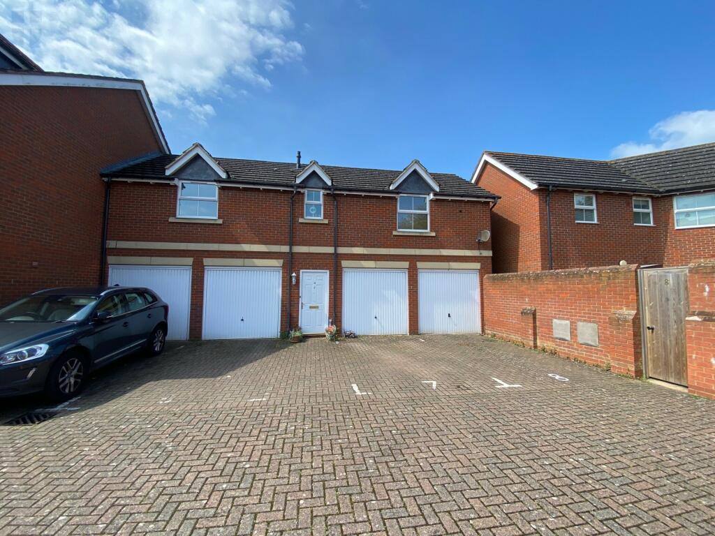 2 bedroom coach house for sale in Juniper Drive, Aylesbury, HP22