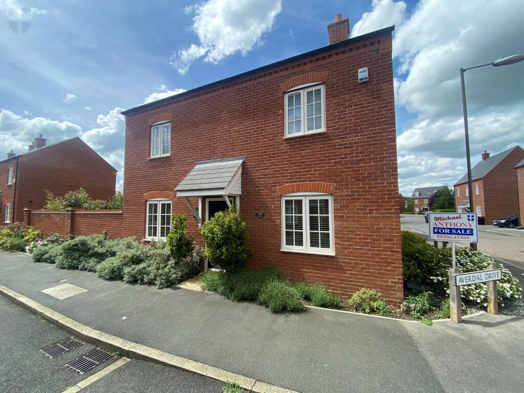 3 bedroom detached house for sale in Siddington Drive, Aylesbury, HP18