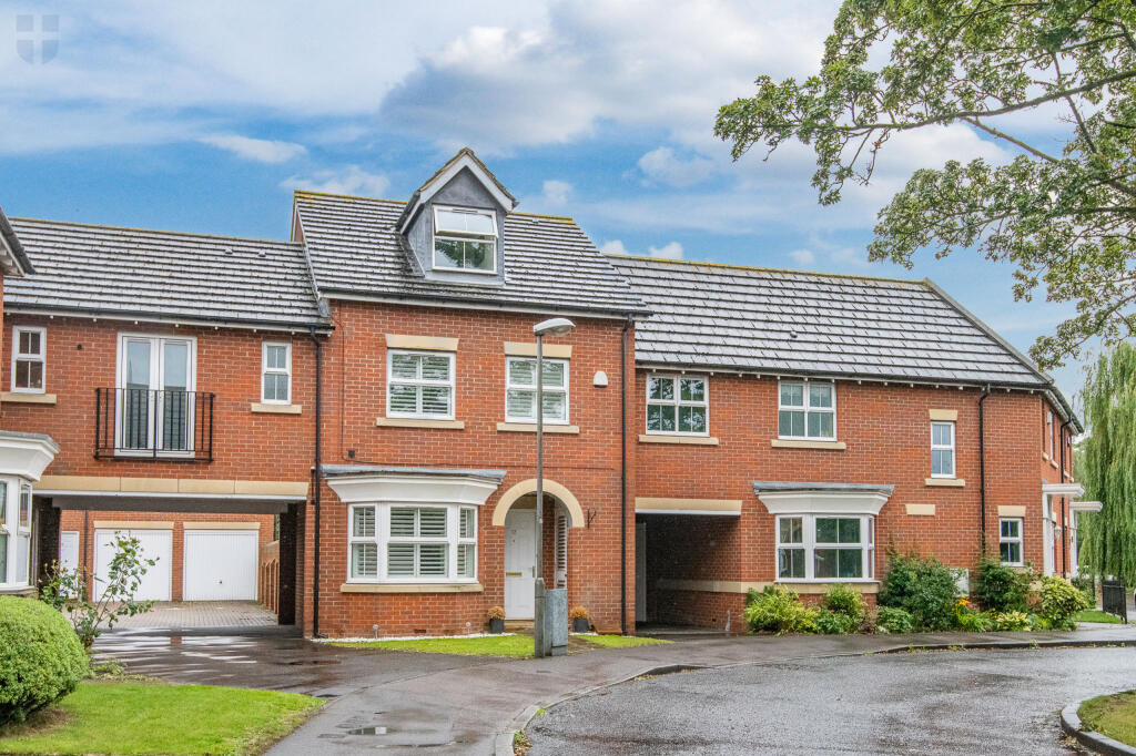 3 bedroom terraced house for sale in Whitebeam Close, Aylesbury, HP22