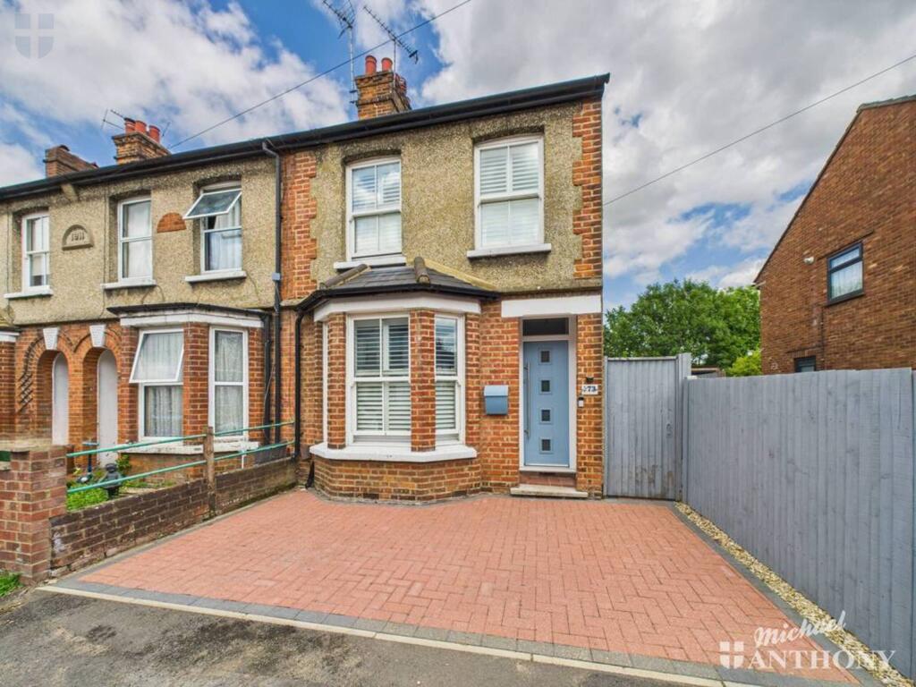 3 bedroom end of terrace house