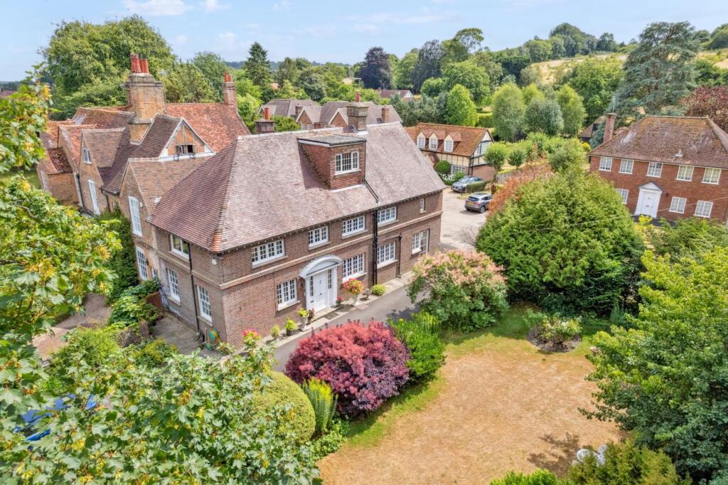 Main image of property: Little Shardeloes, High Street, Amersham, Buckinghamshire, HP7 0EF