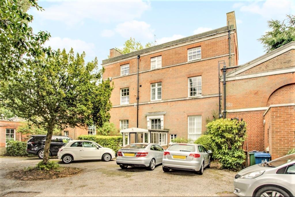 2 bedroom ground floor flat for sale in Stanmore Hill, Stanmore