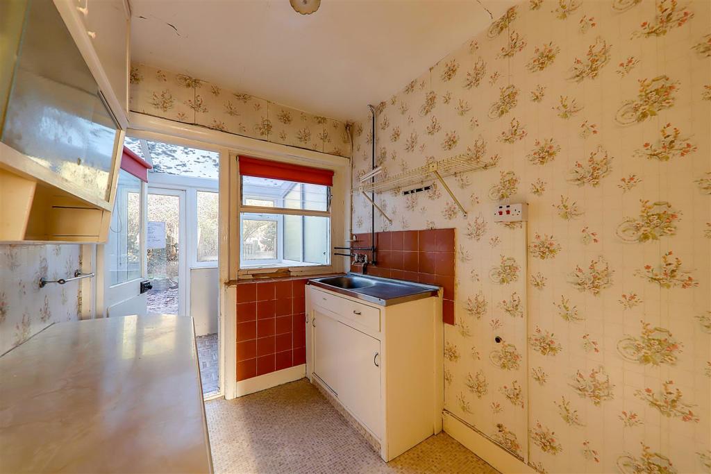 3 bedroom terraced house for sale in Bruce Avenue, Worthing, BN11