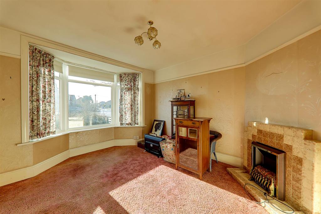 3 bedroom terraced house for sale in Bruce Avenue, Worthing, BN11