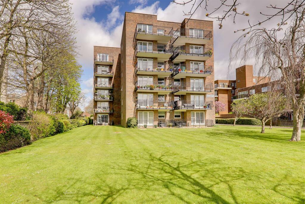 2 bedroom flat for sale in Cardinal Court, Grand Avenue, Worthing, BN11