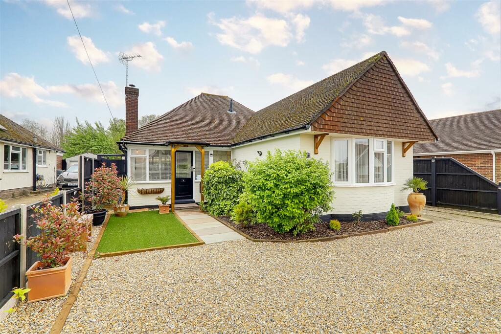 2 bedroom detached bungalow for sale in Frobisher Way, Goringbysea