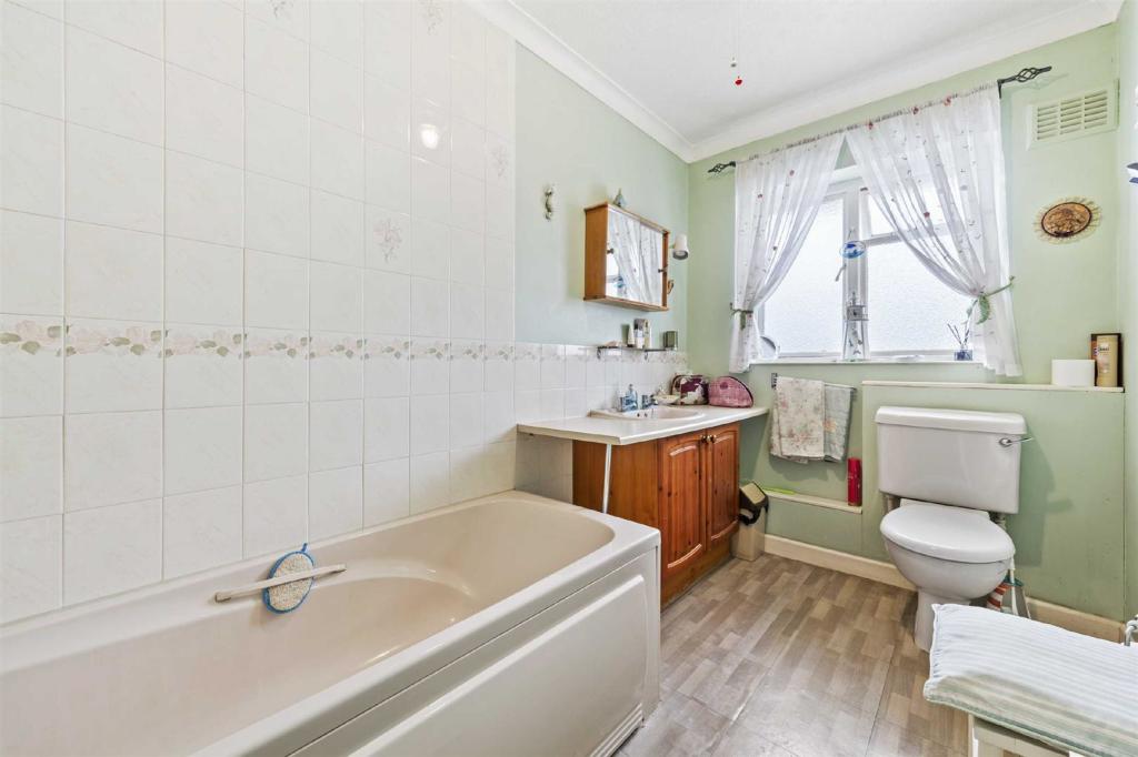 2 bedroom semidetached bungalow for sale in Windermere Road, Kettering