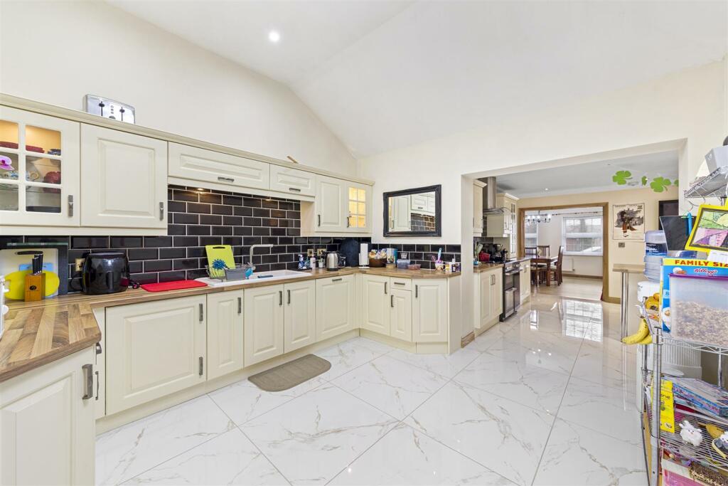 6 bedroom detached house for sale in Barton Road, Barton Seagrave, NN15