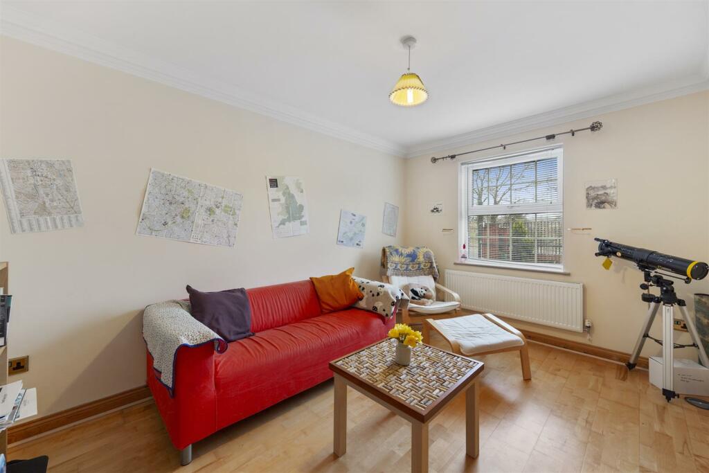 6 bedroom detached house for sale in Barton Road, Barton Seagrave, NN15