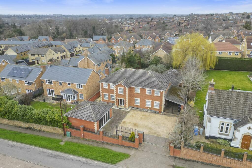 6 bedroom detached house for sale in Barton Road, Barton Seagrave, NN15