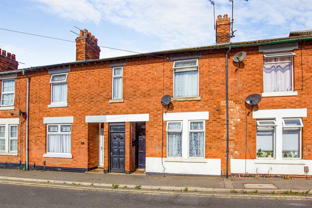 3 bedroom terraced house for sale in Bath Road, Kettering, NN16