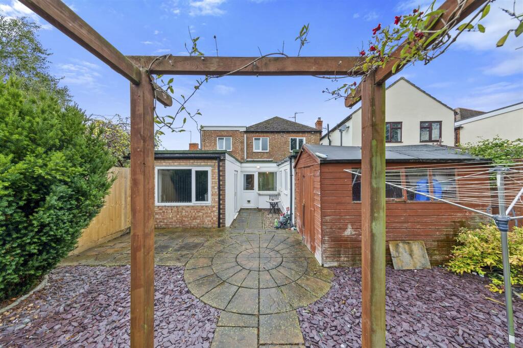 4 bedroom detached house for sale in Victoria Road, Finedon,, NN9