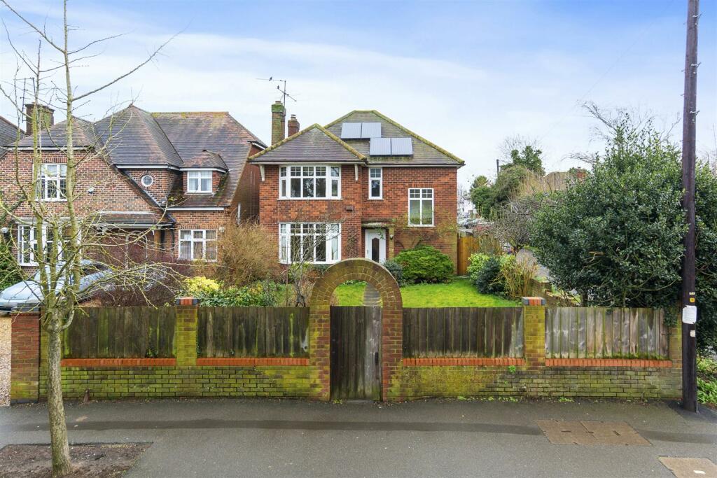 4 bedroom detached house for sale in Headlands, Kettering, NN15