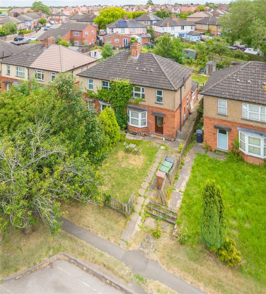 3 bedroom semidetached house for sale in Thrapston Road, Finedon, NN9