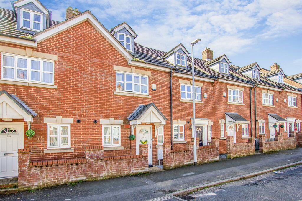 4 bedroom town house for sale in Russell Street, Kettering, NN16