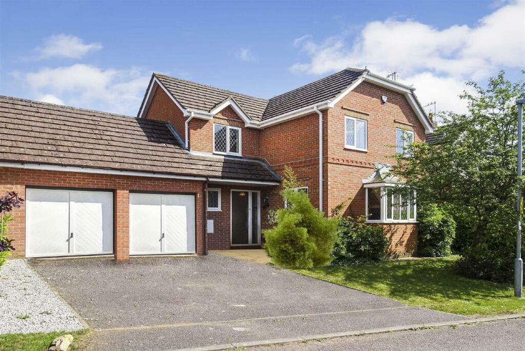 4 bedroom detached house for rent in Brooks Close, Burton Latimer, NN15