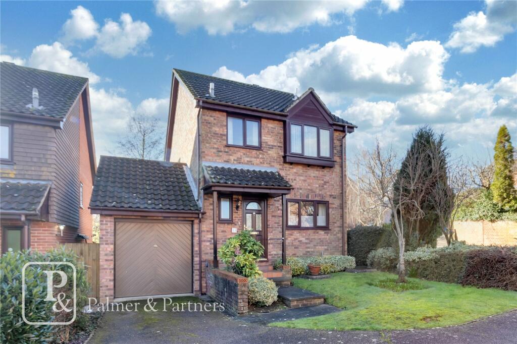 3 bedroom detached house for sale in Sandpiper Close, Longridge Park