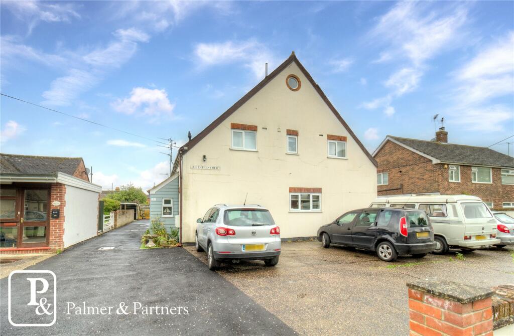 3 bedroom terraced house for sale in Foresters Court, The Avenue