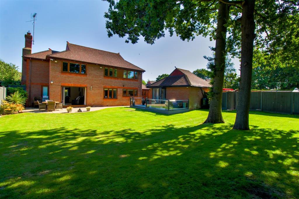 4 bedroom detached house for sale in Spring Close, Highwoods