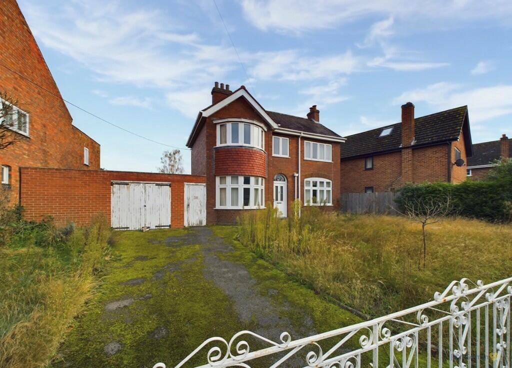 3 bedroom detached house for sale in Park Road, Alrewas, DE13