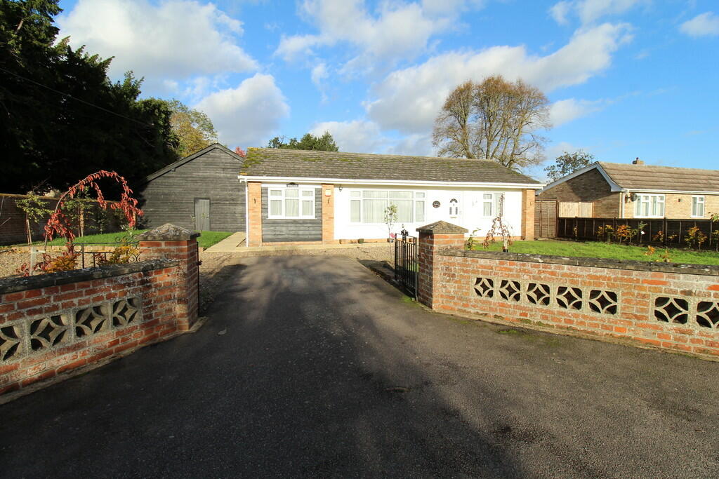3 bedroom detached bungalow for sale in Hopton, IP22