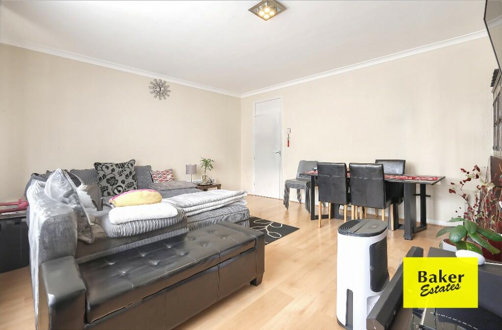 2 bedroom flat for sale in Manford Way, Chigwell, Essex, IG7
